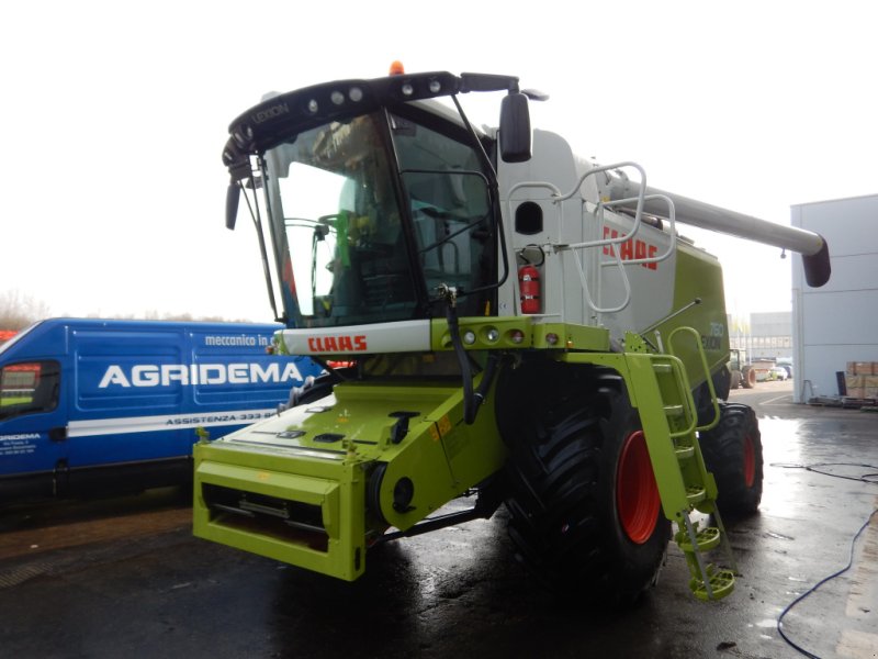 Oldtimer-Mähdrescher des Typs CLAAS Lexion 760, Neumaschine in Київ (Bild 1)
