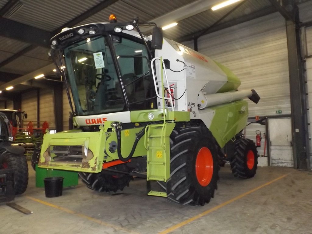 Oldtimer-Mähdrescher des Typs CLAAS Tucano 430,  in Київ (Bild 1)