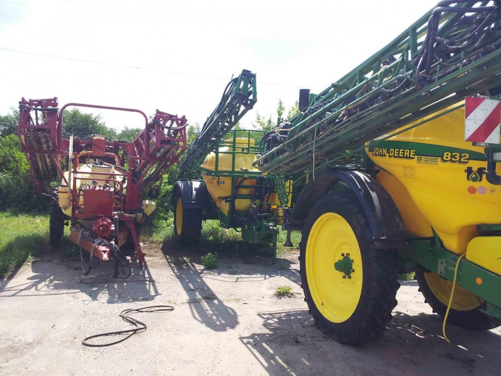 Weinbauspritze des Typs John Deere 832,  in Бродецьке (Bild 3)