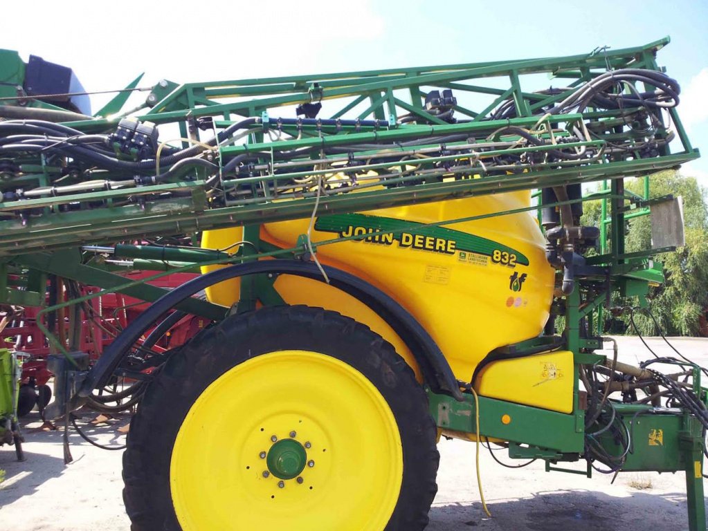 Weinbauspritze des Typs John Deere 832,  in Бродецьке (Bild 2)