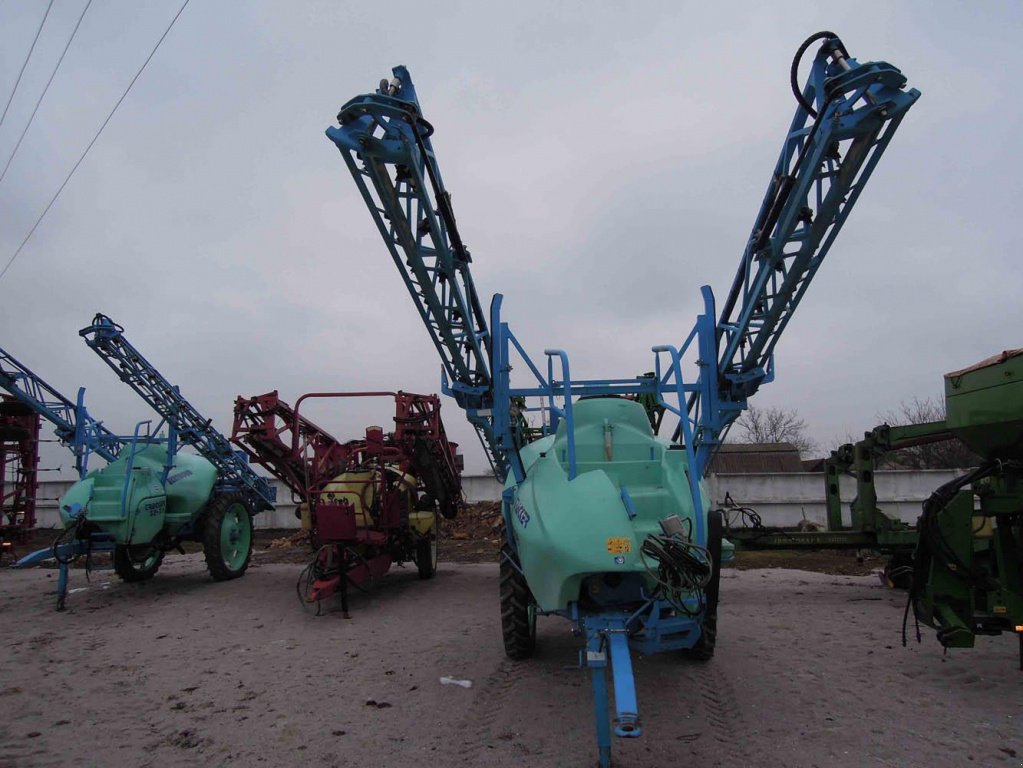 Weinbauspritze des Typs Berthoud Tracker 3200,  in Бродецьке (Bild 2)