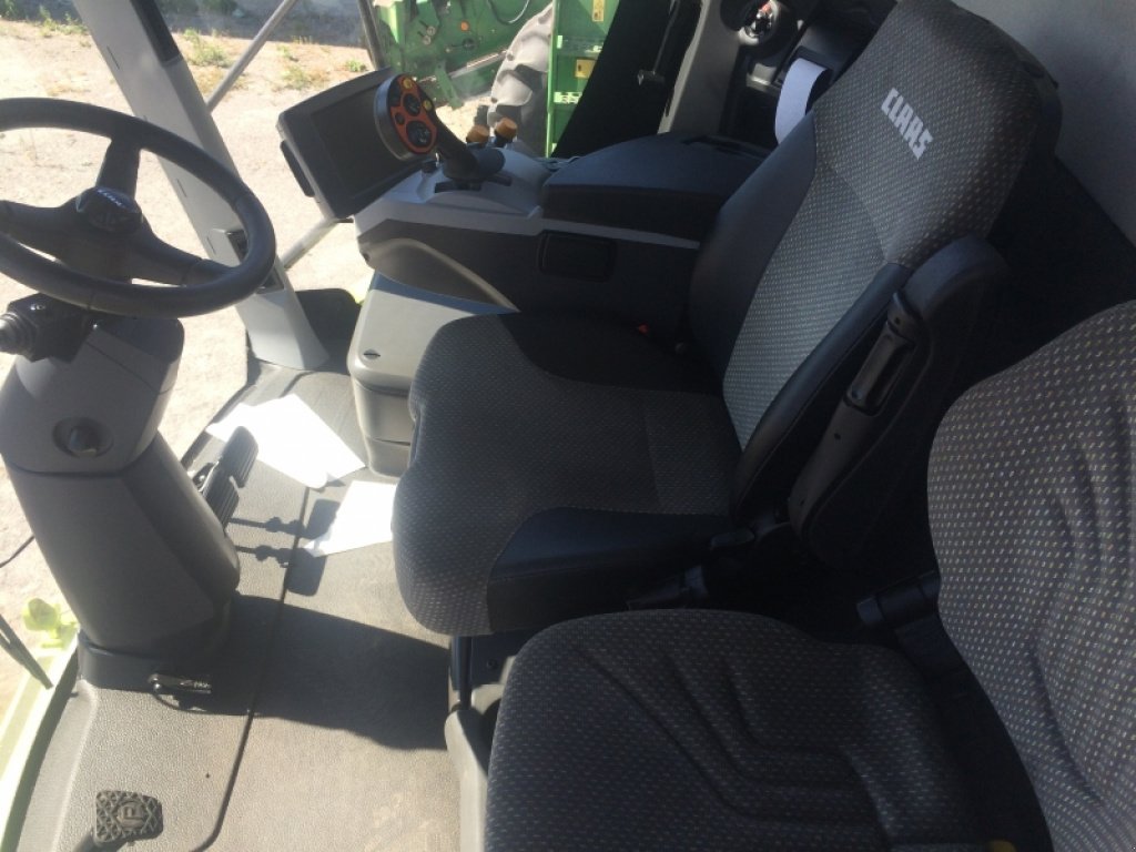 Oldtimer-Mähdrescher des Typs CLAAS Lexion 760, Neumaschine in Бродецьке (Bild 9)