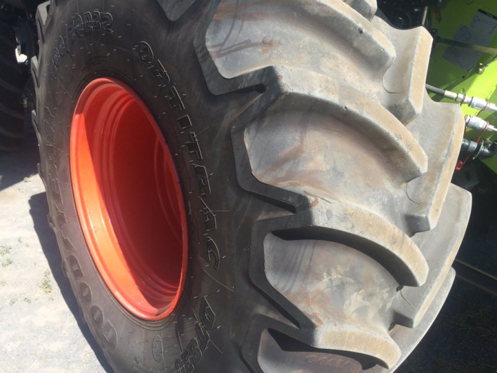 Oldtimer-Mähdrescher des Typs CLAAS Lexion 760, Neumaschine in Бродецьке (Bild 3)