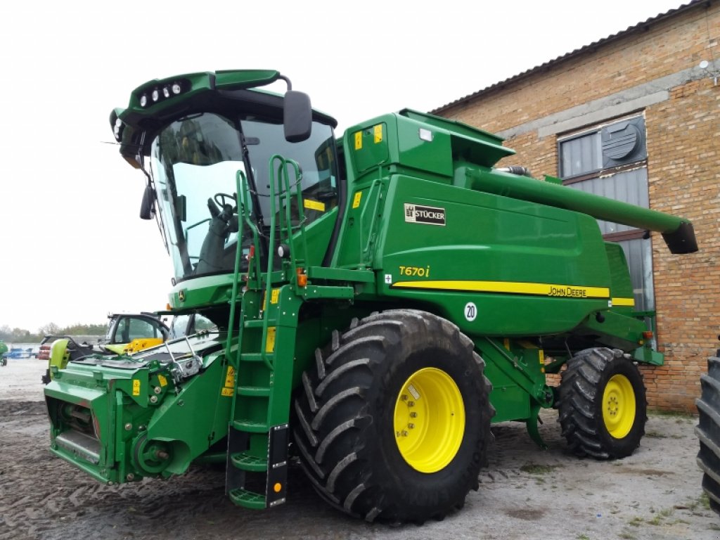 Oldtimer-Mähdrescher des Typs John Deere T670i, Neumaschine in Бродецьке (Bild 4)