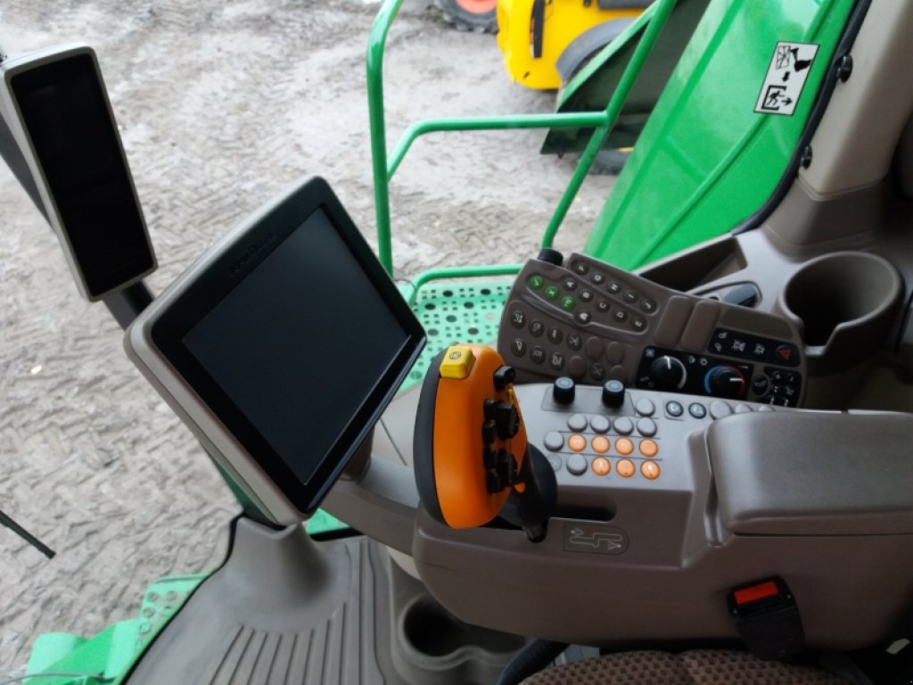 Oldtimer-Mähdrescher des Typs John Deere T670i, Neumaschine in Бродецьке (Bild 7)