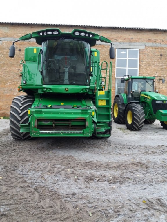 Oldtimer-Mähdrescher des Typs John Deere T670i, Neumaschine in Бродецьке (Bild 3)