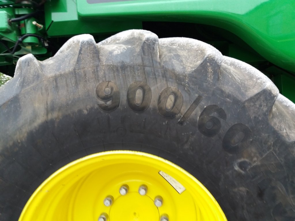 Oldtimer-Mähdrescher des Typs John Deere T670i, Neumaschine in Бродецьке (Bild 6)