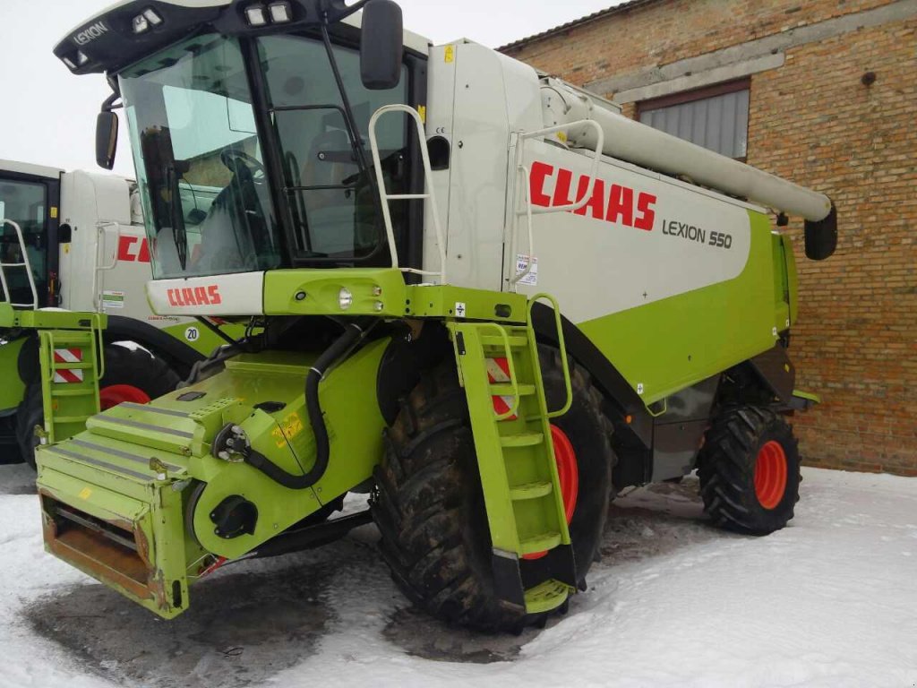 Oldtimer-Mähdrescher des Typs CLAAS Lexion 550, Neumaschine in Бродецьке (Bild 1)