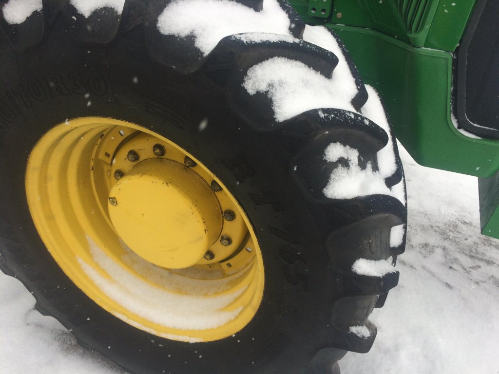 Oldtimer-Traktor des Typs John Deere 8300, Neumaschine in Бродецьке (Bild 3)