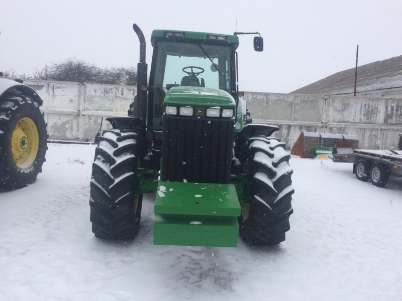 Oldtimer-Traktor des Typs John Deere 8300, Neumaschine in Бродецьке (Bild 1)