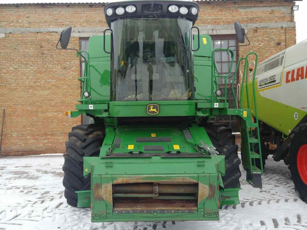 Oldtimer-Mähdrescher des Typs John Deere W 550, Neumaschine in Бродецьке (Bild 2)