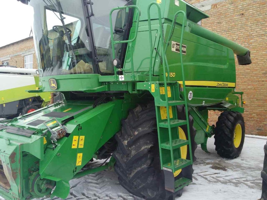 Oldtimer-Mähdrescher des Typs John Deere W 550, Neumaschine in Бродецьке (Bild 3)