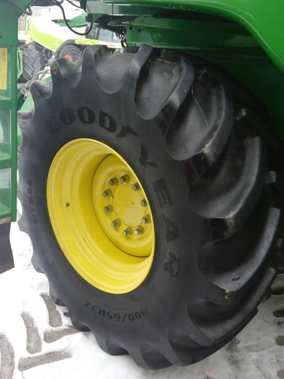 Oldtimer-Mähdrescher des Typs John Deere W 550, Neumaschine in Бродецьке (Bild 5)