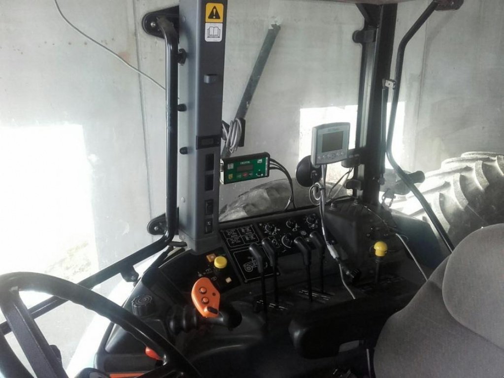 Oldtimer-Traktor des Typs New Holland TM 155, Neumaschine in Ковель (Bild 3)