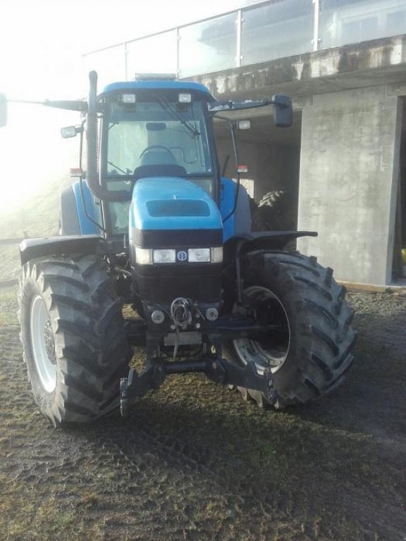 Oldtimer-Traktor des Typs New Holland TM 155, Neumaschine in Ковель (Bild 1)