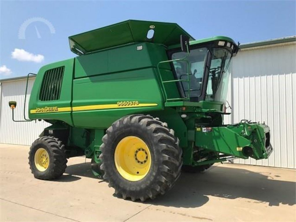 Oldtimer-Mähdrescher des Typs John Deere 9660 STS,  in Харків (Bild 2)