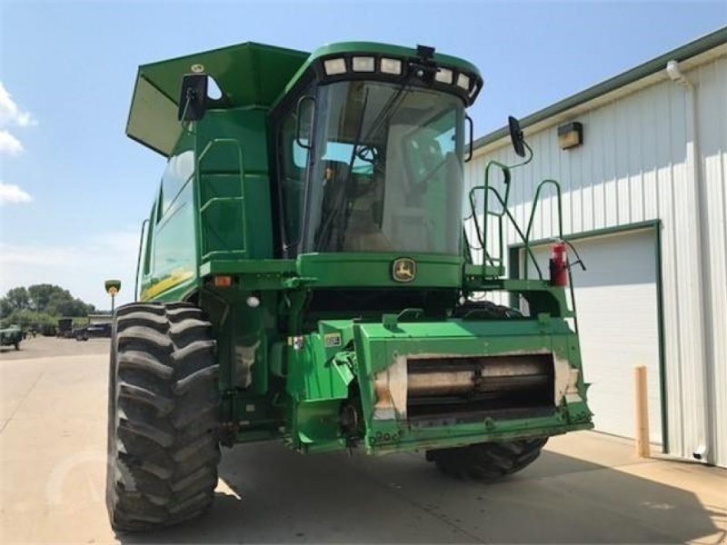 Oldtimer-Mähdrescher des Typs John Deere 9660 STS,  in Харків (Bild 1)