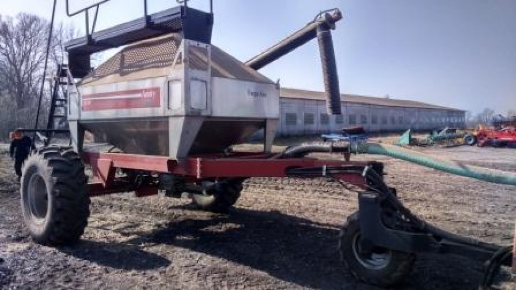 Gareeggenfelder des Typs Massey Ferguson 555,  in Суми (Bild 3)