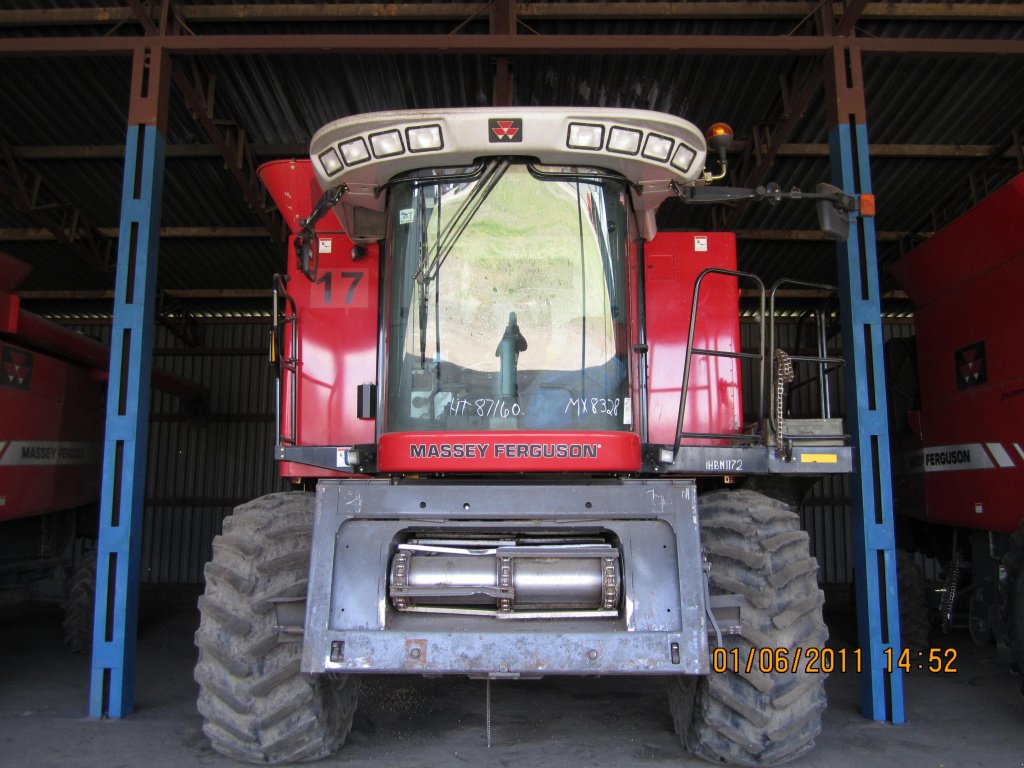 Oldtimer-Mähdrescher des Typs Massey Ferguson 9690, Neumaschine in Бориспіль (Bild 1)