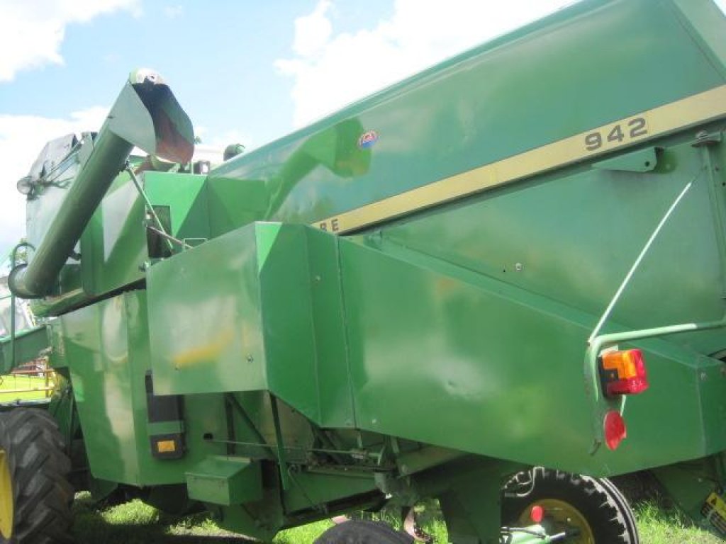 Oldtimer-Mähdrescher des Typs John Deere 942, Neumaschine in Белз (Bild 3)