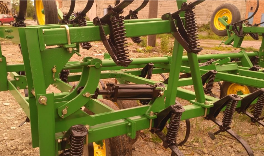 Kartoffelpflegetechnik des Typs John Deere 1010,  in Калинівка (Bild 8)