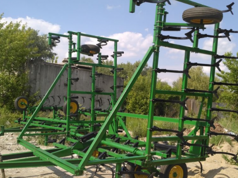 Kartoffelpflegetechnik des Typs John Deere 1000,  in Калинівка (Bild 1)