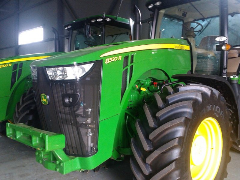 Oldtimer-Traktor des Typs John Deere 8320R, Neumaschine in Не обрано (Bild 1)