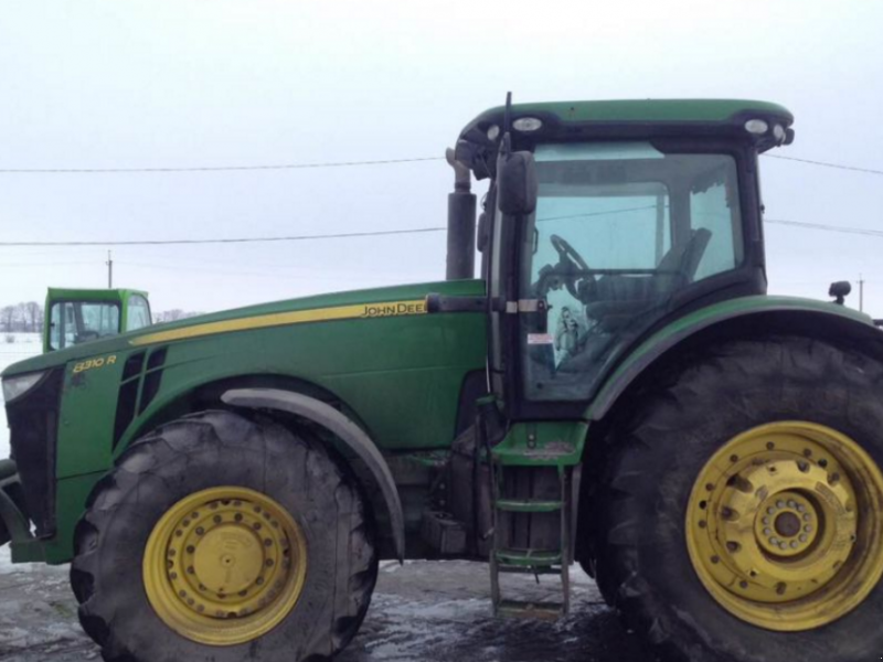 Oldtimer-Traktor des Typs John Deere 8310R, Neumaschine in Київ (Bild 1)