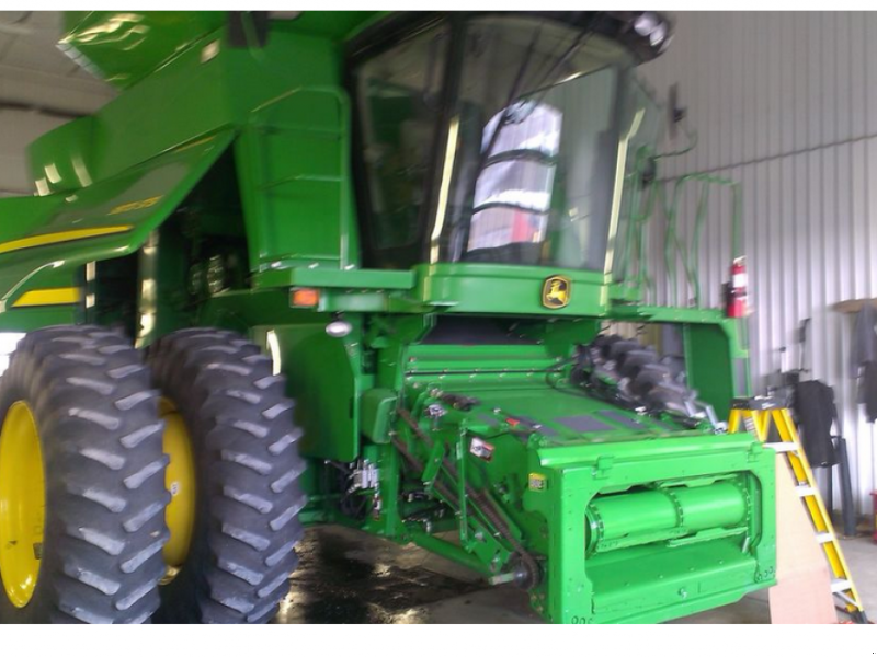 Oldtimer-Mähdrescher des Typs John Deere 9870 STS,  in Київ (Bild 1)