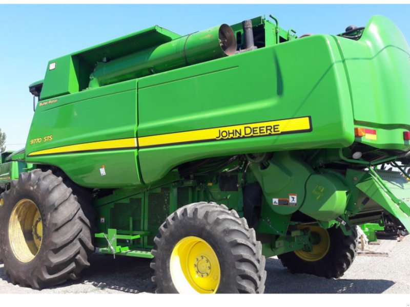 Oldtimer-Mähdrescher des Typs John Deere 9770,  in Київ (Bild 1)