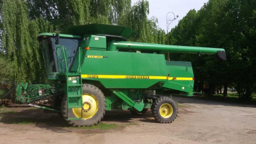 Oldtimer-Mähdrescher des Typs John Deere 9610,  in Маріуполь (Bild 5)