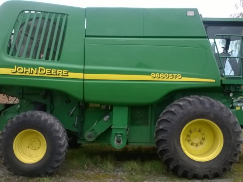 Oldtimer-Mähdrescher des Typs John Deere 9660 STS,  in Маріуполь (Bild 1)