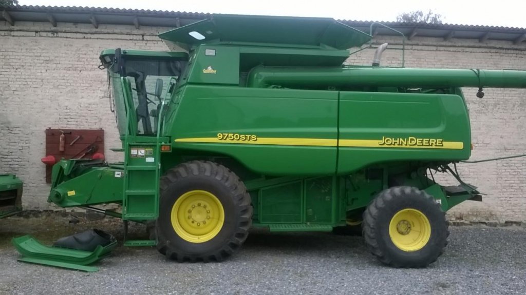 Oldtimer-Mähdrescher des Typs John Deere 9750 STS,  in Маріуполь (Bild 1)