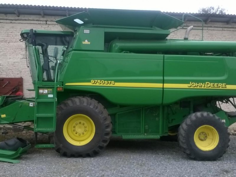 Oldtimer-Mähdrescher des Typs John Deere 9750 STS,  in Маріуполь (Bild 1)