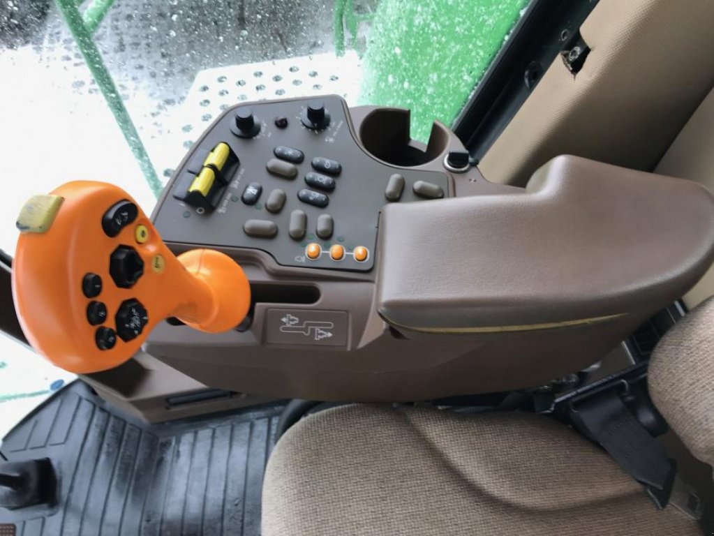 Oldtimer-Mähdrescher des Typs John Deere 9650W,  in Маріуполь (Bild 3)