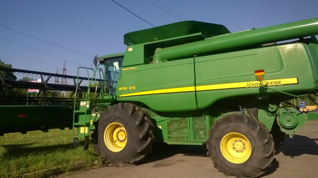 Oldtimer-Mähdrescher des Typs John Deere 9770 STS,  in Маріуполь (Bild 1)