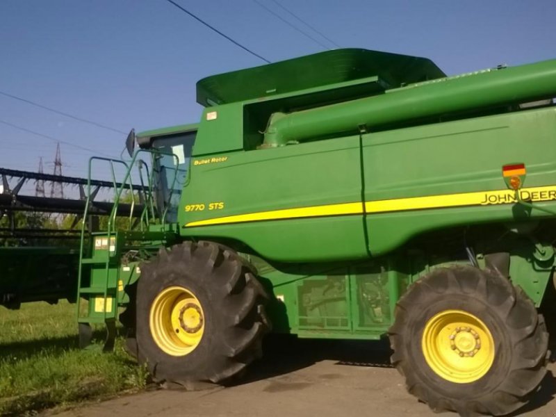 Oldtimer-Mähdrescher des Typs John Deere 9770 STS,  in Маріуполь (Bild 1)