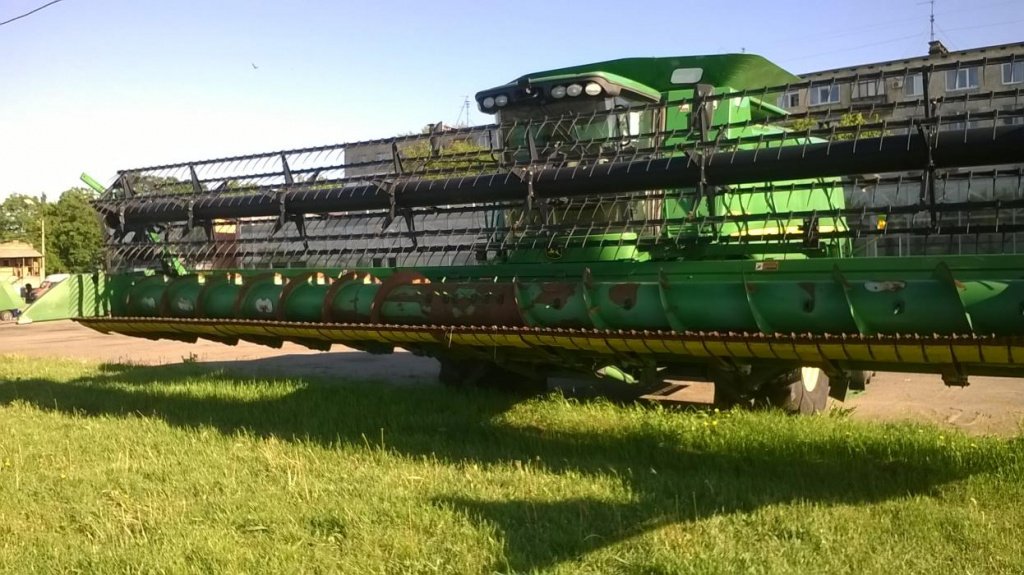 Oldtimer-Mähdrescher des Typs John Deere 9770 STS,  in Маріуполь (Bild 3)