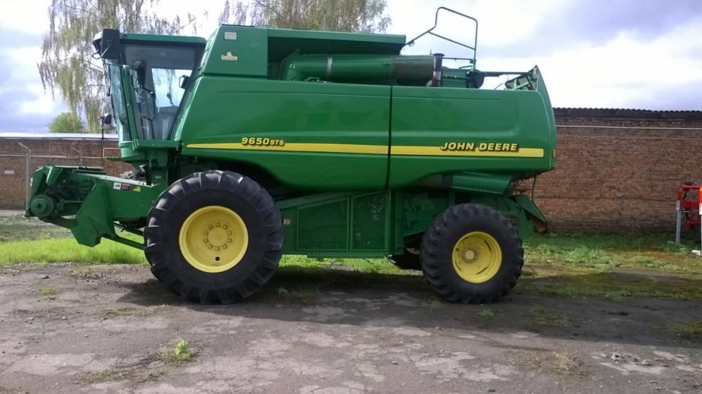 Oldtimer-Mähdrescher des Typs John Deere 9650 STS,  in Маріуполь (Bild 3)