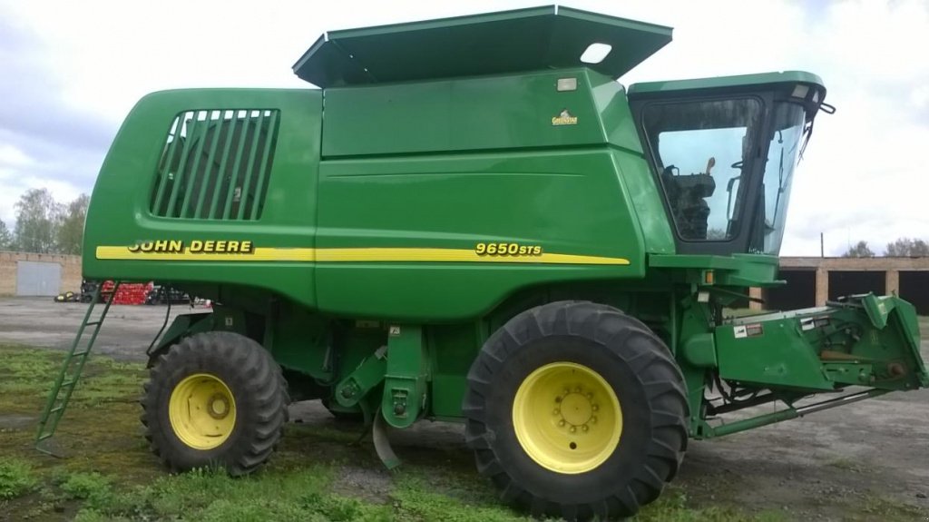 Oldtimer-Mähdrescher des Typs John Deere 9650 STS,  in Маріуполь (Bild 2)