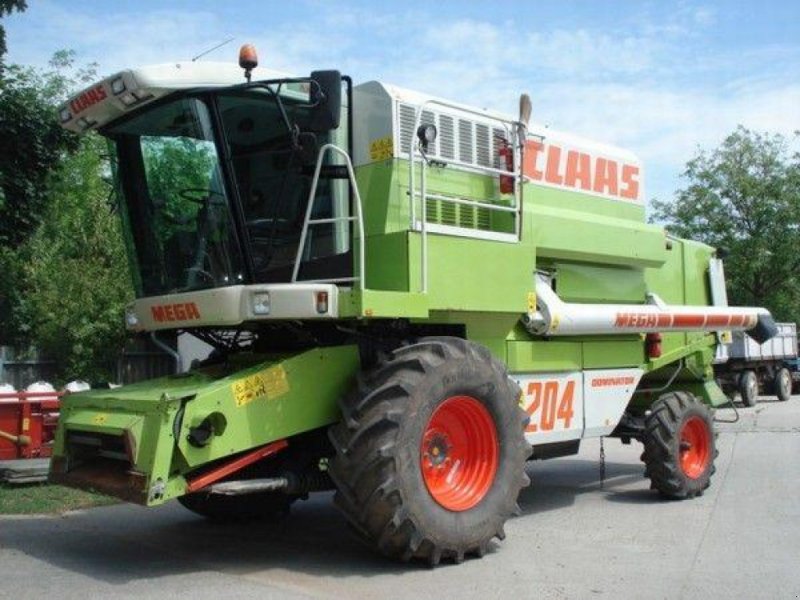 Oldtimer-Mähdrescher des Typs CLAAS Mega 204,  in Маріуполь (Bild 1)
