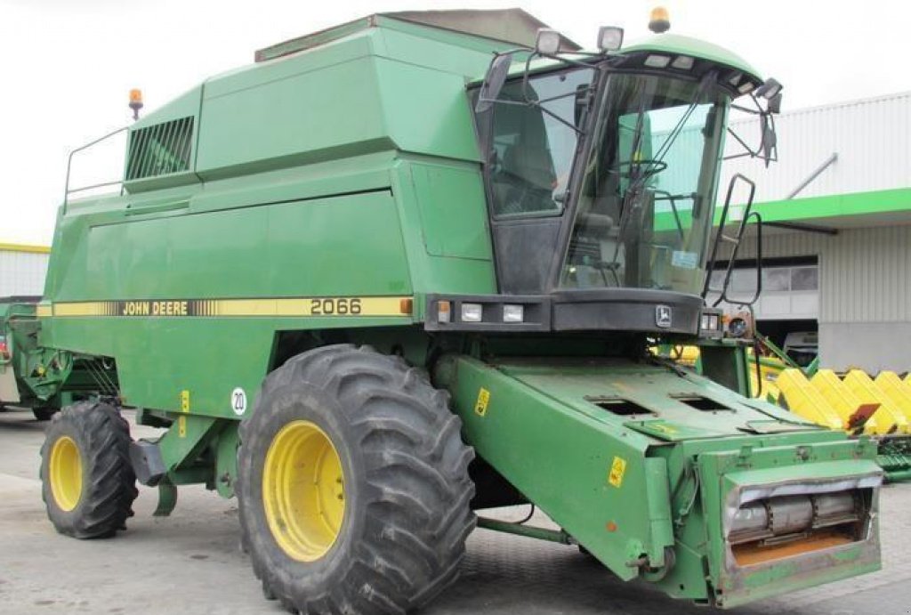 Oldtimer-Mähdrescher des Typs John Deere 2066,  in Маріуполь (Bild 1)