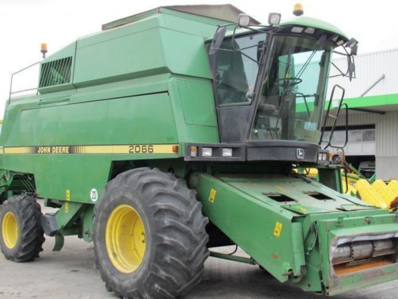 Oldtimer-Mähdrescher des Typs John Deere 2066,  in Маріуполь (Bild 1)