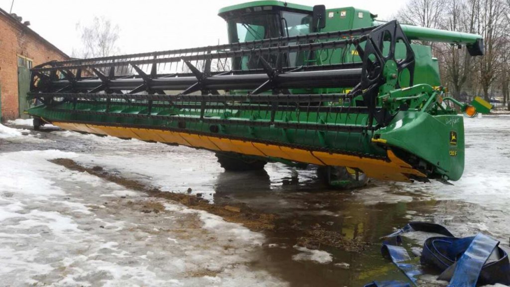 Schneidwerk des Typs John Deere 930F,  in Маріуполь (Bild 1)