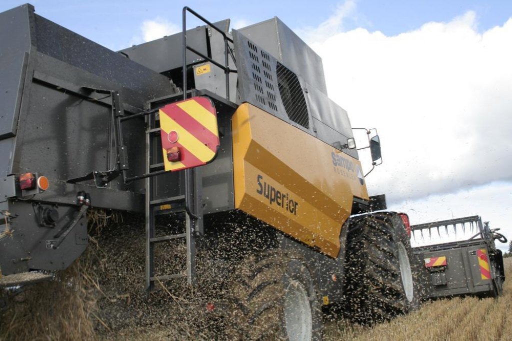 Oldtimer-Mähdrescher des Typs Sampo SR 3085 Superior, Neumaschine in Київ (Bild 2)