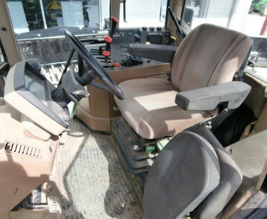 Oldtimer-Traktor des Typs John Deere 6800, Neumaschine in Київ (Bild 3)