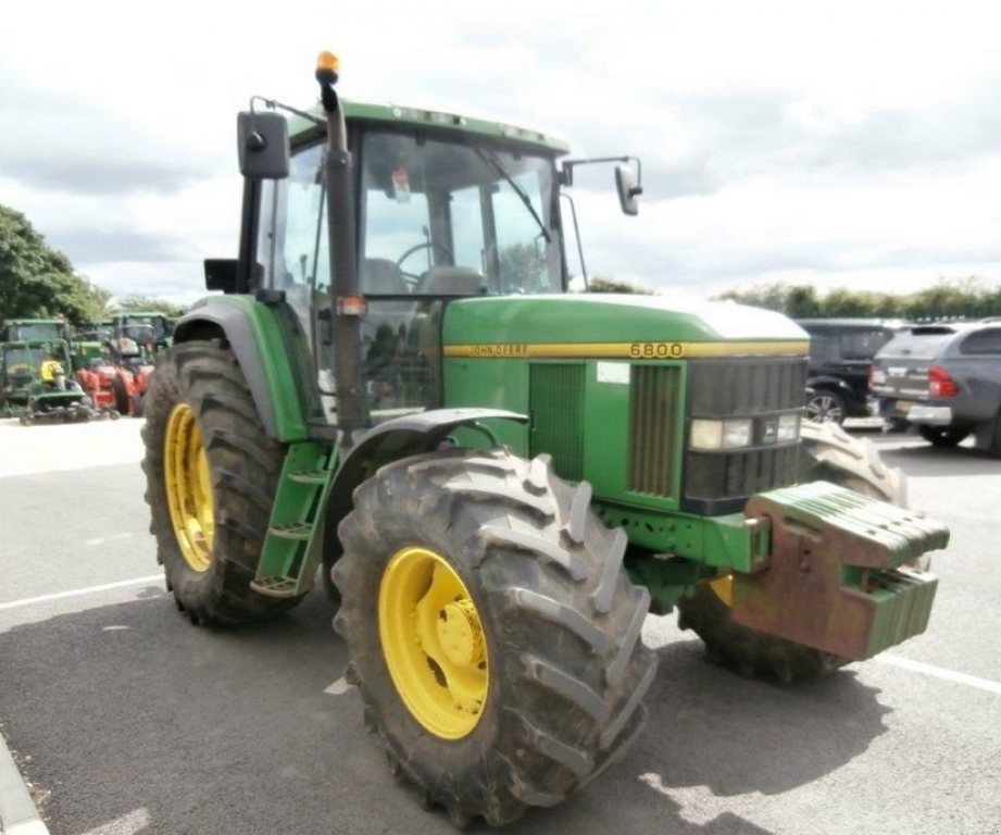 Oldtimer-Traktor des Typs John Deere 6800, Neumaschine in Київ (Bild 1)