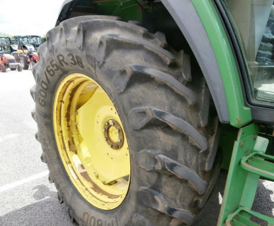 Oldtimer-Traktor des Typs John Deere 6800, Neumaschine in Київ (Bild 5)