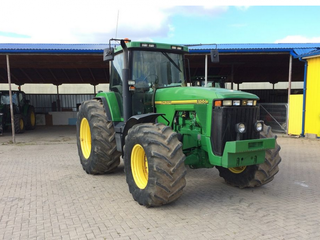 Oldtimer-Traktor des Typs John Deere 8100, Neumaschine in Київ (Bild 2)