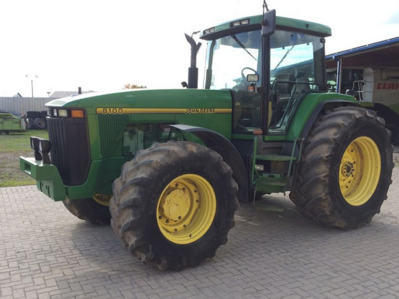 Oldtimer-Traktor des Typs John Deere 8100, Neumaschine in Київ (Bild 1)